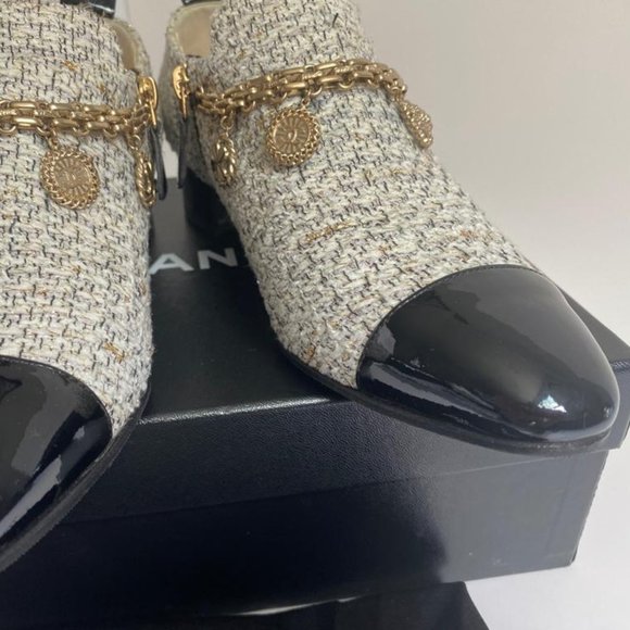 CHANEL TWEED ANKLE BOOTS WITH LOGO CHARMS - Picture 5 of 16